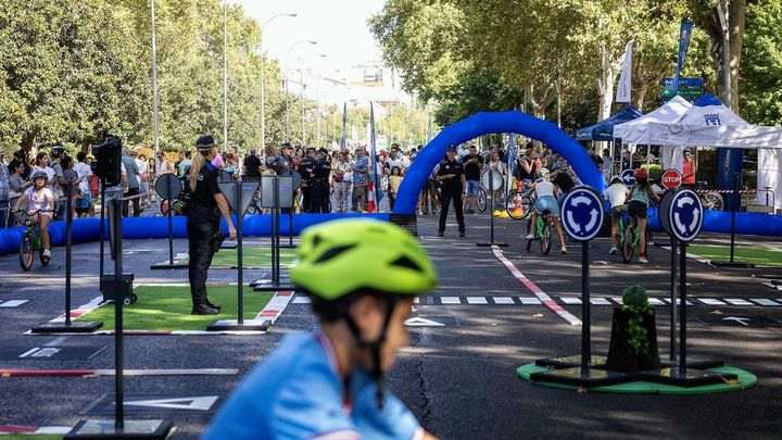 Fiesta de la Movilidad en Madrid: Autobuses Históricos, Educación Vial y el Innovador Teleférico Este Domingo