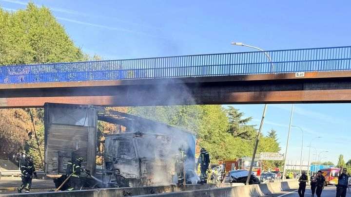 Accidente de tráfico en la A-3: Cuatro heridos leves y camión en llamas