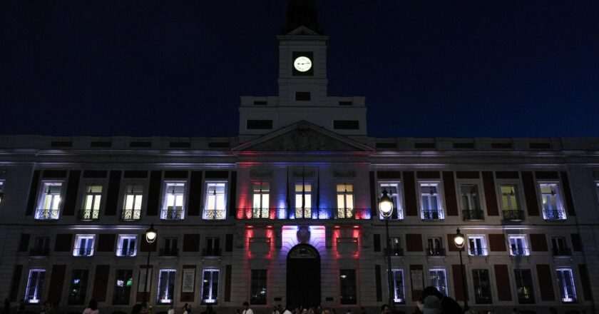 La Comunidad de Madrid Proyecta la Bandera de Ceuta en la Real Casa de Correos como Signo de Solidaridad