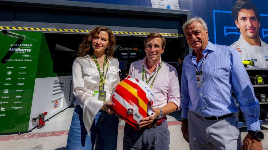 Díaz Ayuso destaca en el circuito MADRING durante la clasificación del Gran Premio de España de Fórmula 1 2023