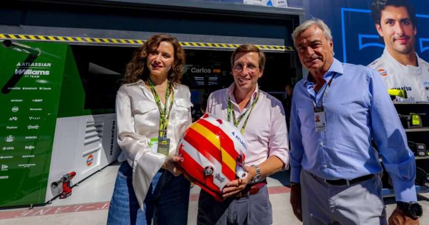 Díaz Ayuso destaca en el circuito MADRING durante la clasificación del Gran Premio de España de Fórmula 1 2023