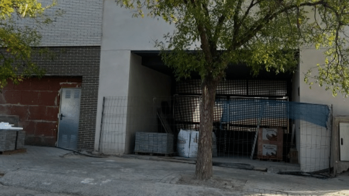 Un árbol obstaculiza la entrega de viviendas a 32 familias en Butarque, Villaverde: ¡Descubre la historia!