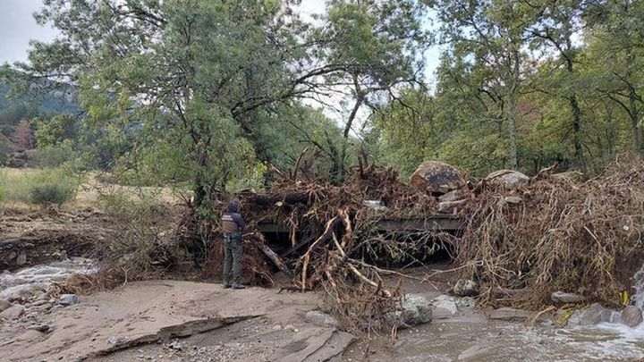Fuertes lluvias provocan el cierre del puente de la Cascada del Purgatorio y la pista del Hueco de San Blas