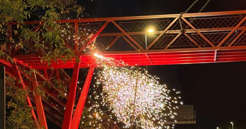 La Comunidad de Madrid destina más de 400.000 euros a reconstruir una pasarela peatonal en la carretera M-500 tras el impacto de un camión