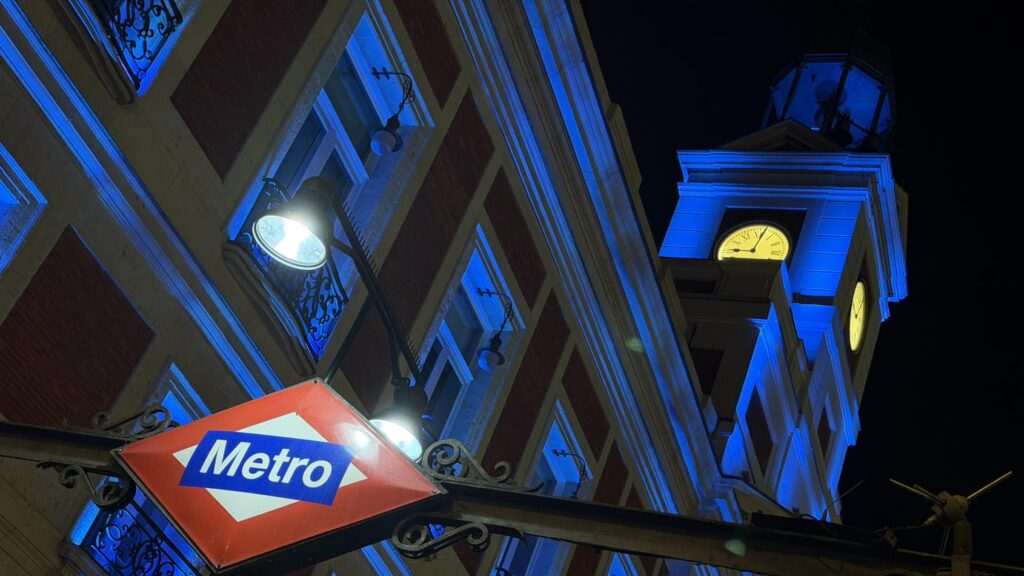 La Comunidad de Madrid ilumina la Real Casa de Correos de azul claro en apoyo a las personas con tumor cerebral