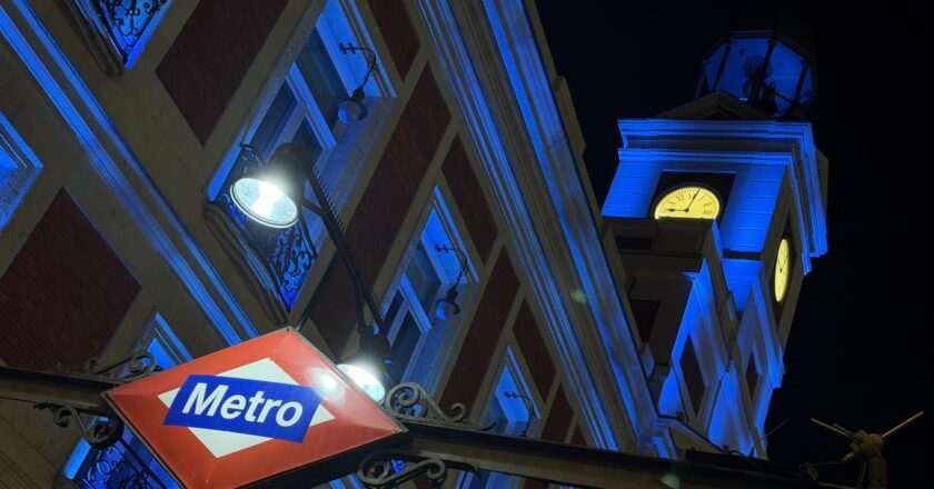 La Comunidad de Madrid ilumina la Real Casa de Correos de azul claro en apoyo a las personas con tumor cerebral