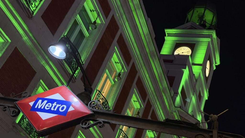 La Comunidad de Madrid ilumina la Real Casa de Correos de verde por el Día Internacional del Síndrome Phelan-McDermid