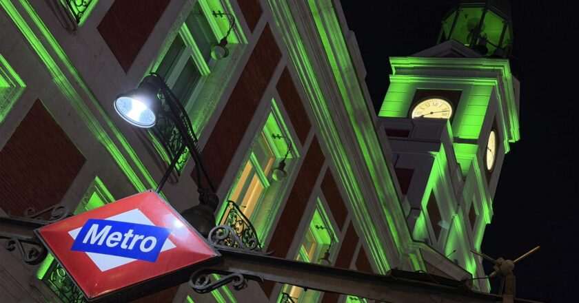 La Comunidad de Madrid ilumina la Real Casa de Correos de verde por el Día Internacional del Síndrome Phelan-McDermid