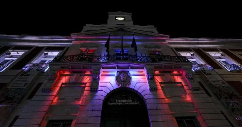 La Real Casa de Correos se Ilumina en Colores de la Bandera de Ceuta: Conmemoración a Dos Meses de la Invasión