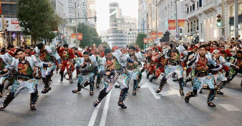 Vive la Magia de la Cabalgata de la Hispanidad 2026: Música, Danza, Teatro y Circo en la Gran Vía Este Domingo