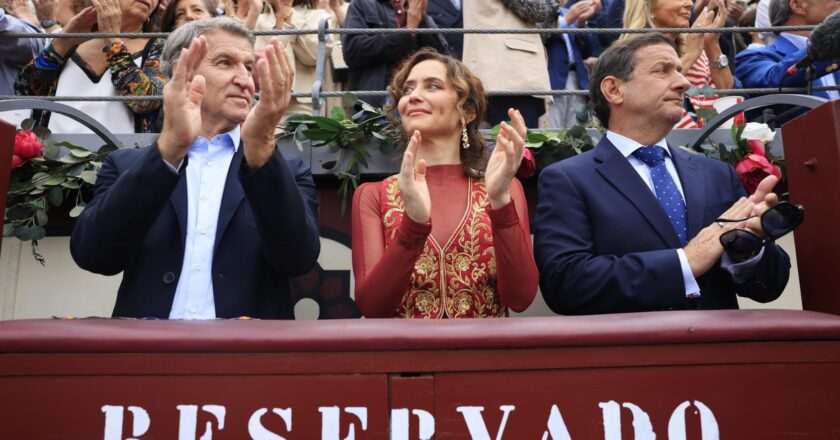 Díaz Ayuso asiste a la corrida de la Hispanidad 2023 en homenaje a Ceuta