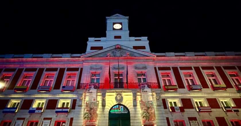 La Comunidad de Madrid ilumina la Real Casa de Correos con los colores de la bandera de España en la Fiesta Nacional 2023