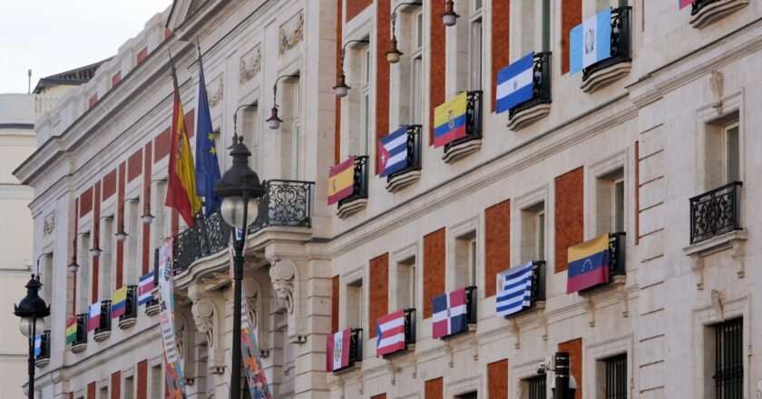 La Real Casa de Correos exhibe las banderas de 22 países hispanohablantes y de EE. UU. como invitado en Hispanidad 2026