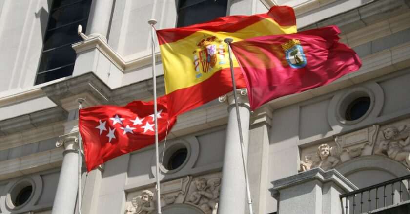 Por qué Madrid tiene siete estrellas: origen en el escudo de la villa y en la bandera